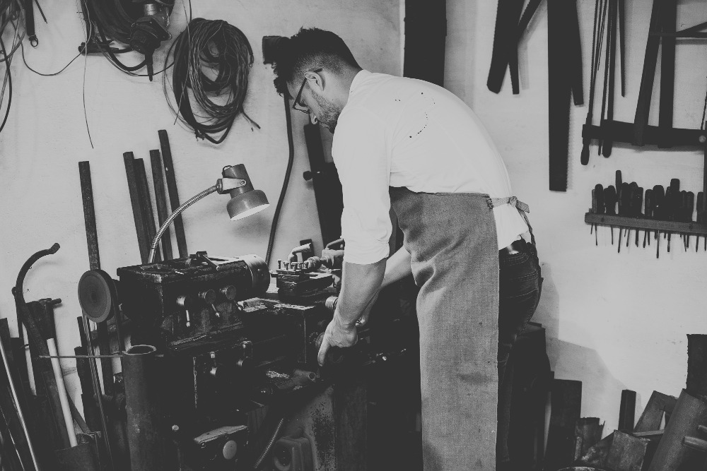 Traditionelle Werkbank mit Maschinen und Handwerk